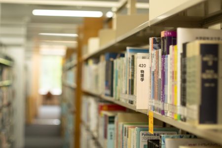Rの図書館。 高崎市立中央図書館 | ゆったりとくつろげる滞在型図書館。人が